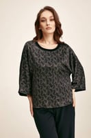 بلوزة مطبعة بقصة واسعة