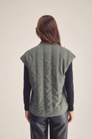 جاكيت مُبطن بأكمام قصيرة