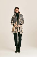 وشاح شتوي بنقوش موردة