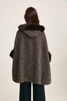 جاكيت بونشو مزين بالفرو