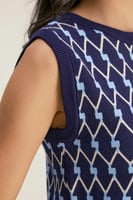 بلوزة بلا أكمام بنقوش هندسية