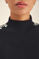 بلوزة بأكتاف مزينة بالكريستال