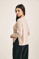 بلوزة محبوكة بياقة عالية