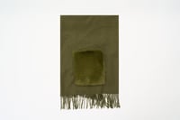 وشاح مزين بجيوب فرو