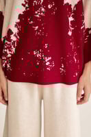 بلوزة فضفاضة مزينة بنقوش