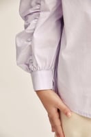 قميص بأكمام مزمومة