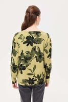 بلوزة موردة بقصة فضفاضة