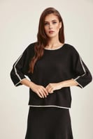 بلوزة محبوكة بتفاصيل مُطرزة