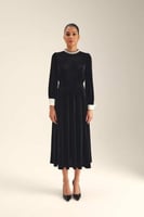 فستان مخمل بياقة خرز