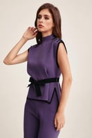 بلوزة بأكتاف مزينة بالكريستال