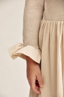 فستان بأساور كشكش