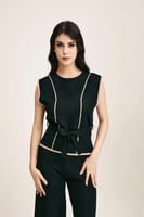 بلوزة بلا أكمام بحزام