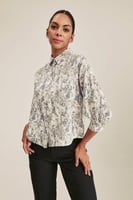 قميص مزين بنقوش