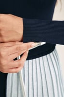 فستان بكسرات مٌزين بحزام