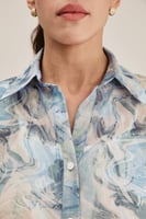 قميص شفاف مُزين بطبعات