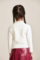 بلوزة بياقة عالية مزينة بأزرار