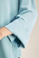 بلوزة سادة بأكتاف منسدلة