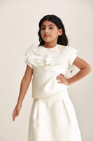 بلوزة بياقة كشكش مزينة بالخرز