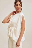 بلوزة واسعة بتفاصيل مزمومة