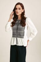 قميص بتفاصيل محبوكة مقلمة