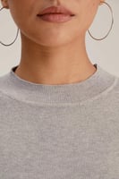 بلوزة محبوكة بتفاصيل مزمومة