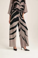 بنطلون محبوك بأرجل واسعة