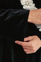 بلوزة مخمل بكشكش