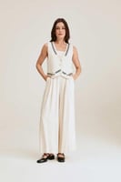 بنطلون بأرجل واسعة بكسرات