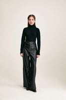 بنطلون جلد بأرجل عريضة