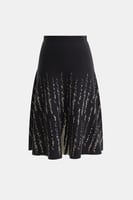 تنورة واسعة بتفاصيل لامعة