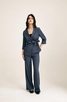 بنطلون بقصة مستقيمة