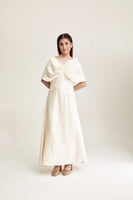 فستان بأكمام قصيرة وتفاصيل مزمومة