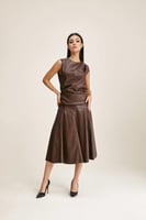 تنورة جلد واسعة