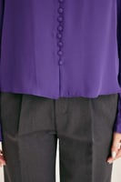 بلوزة بأزرار للإغلاق