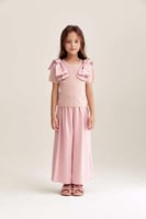 بلوزة بأكتاف مزينة بفيونكة