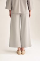 بنطلون بقصة واسعة