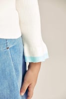 بلوزة بياقة عالية