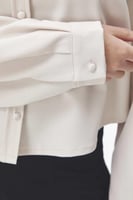 قميص بأكمام منسدلة