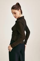 قميص ضيق بنقشة ثعبان