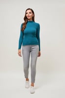 بلوزة بيسك بياقة عالية