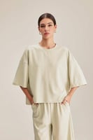 بلوزة واسعة بأكمام منسدلة