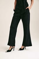 بنطلون بقصة واسعة من أسفل