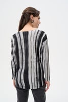 بلوزة بنقوش مخططة