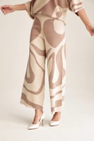 بنطلون واسع بنقوش مموجة