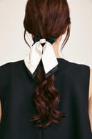 ربطة شعر مزينة بفيونكة