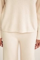 بلوزة بتفاصيل لامعة