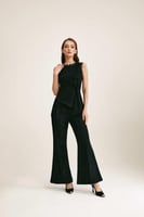 بنطلون بقصة واسعة من أسفل