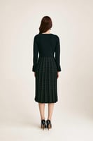 فستان بكسرات وتفاصيل لامعة