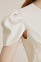 فستان بأكمام منفوخة