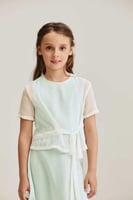 بلوزة بأكمام قصيرة شفافة